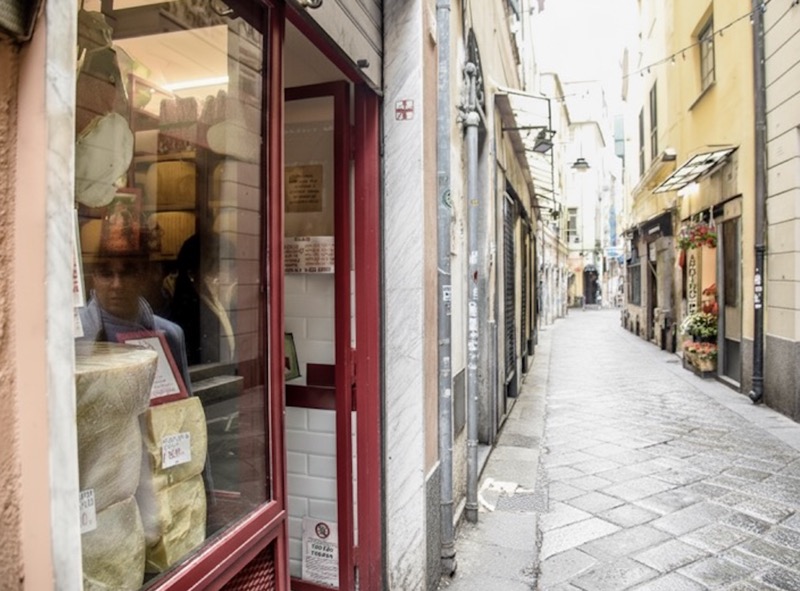 La bottega di formaggi in via Prè